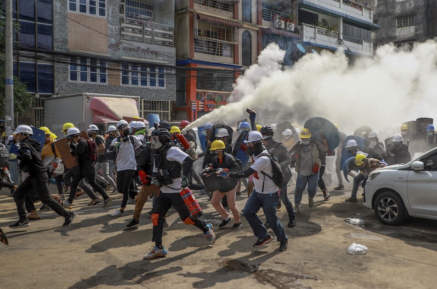 L'armée tue 38 manifestants en une journée en Birmanie