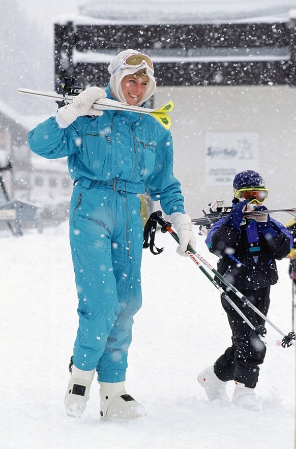 LECH, AUSTRIA - MARCH 29: Princess Diana on a skiing holiday with Prince Harry in Lech, Austria. (Photo by Tim Graham Photo Library via Getty Images)