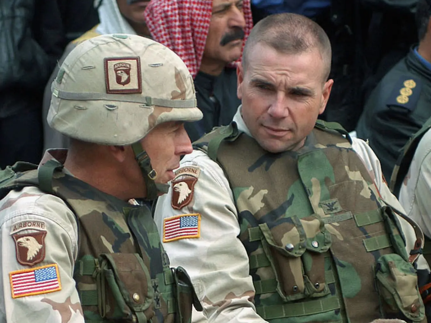 Au cours de sa longue carrière dans l&#039;armée américaine, Ben Hodges a également été stationné en Irak. Cette photo de 2004 le montre avec le général David Petraeus (à gauche), ex-commandant de la  ...