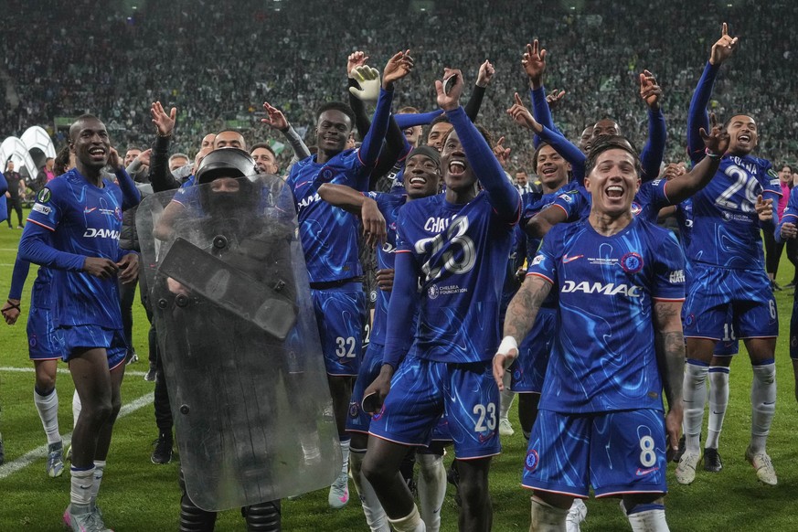 Chelsea&#039;s players celebrates after winning the Europa Conference League final soccer match between Real Betis and Chelsea in Wroclaw, Poland, Wednesday, May 28, 2025. (AP Photo/Czarek Sokolowski) ...