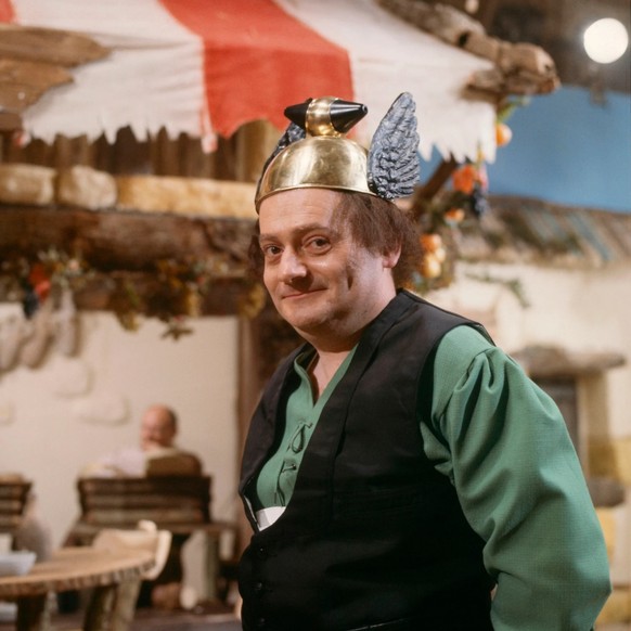 René Goscinny avec le casque d'Astérix et la carrure d'Obélix.