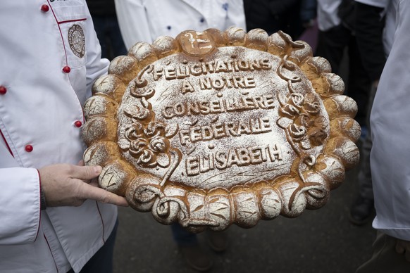 Un grand pain en son honneur lui est remis.