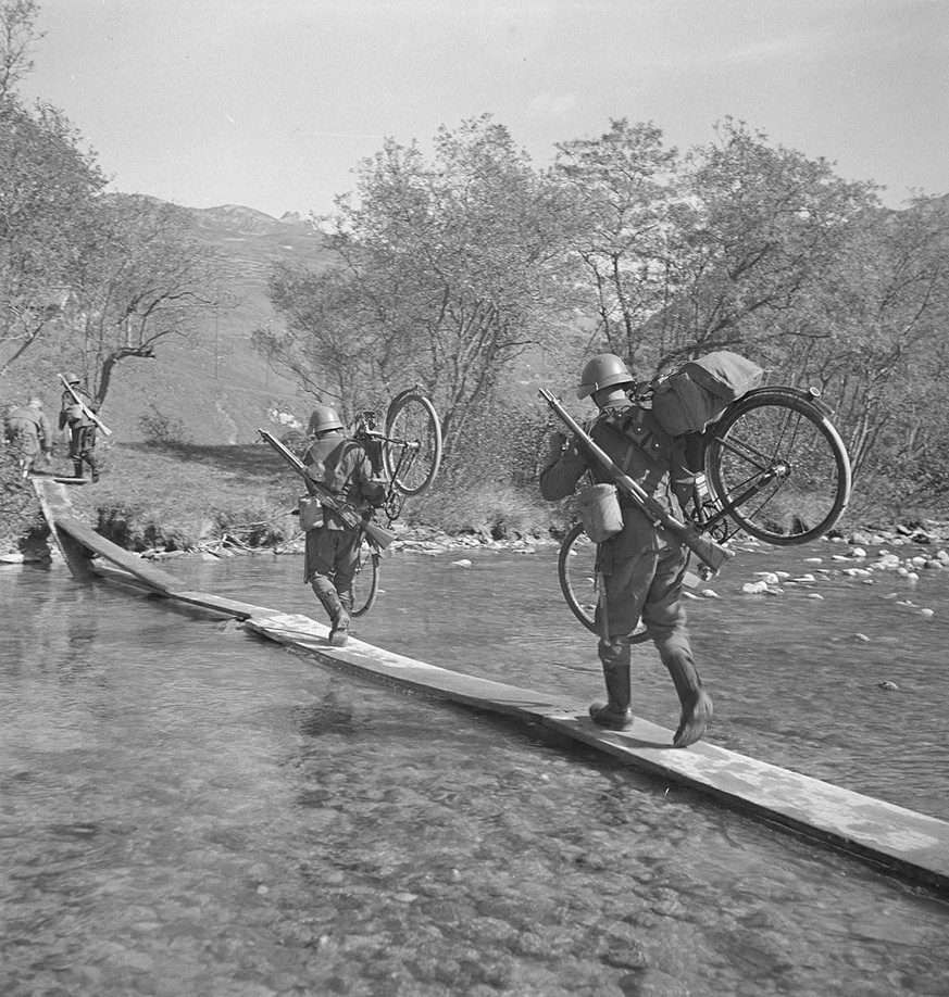 Troupe cycliste en opération, vers 1935.