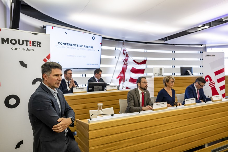 Julien Hostettler, gauche, Chef du service de l&#039;information et de la communication de la Republique et Canton du Jura, introduit la conference de presse du Gouvernement jurassien sur le Concordat ...