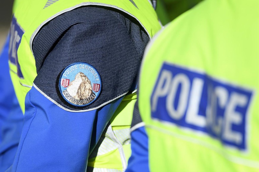 Un policier de la Police Cantonale Valaisanne photographie lors d&#039;un controle routier lors de la presentation du renforcement des controles du trafic lourd (camion) ce lundi 16 novembre 2020 deva ...