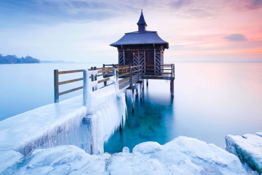 Le pavillon des bains, ici gelé, à Gorgier.