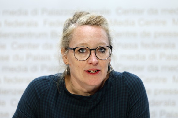 Aline Trede, Nationalraetin GP-BE, Mitte, spricht waehrend einer Medienkonferenz der Gruenen Schweiz zur Anpassung an den Klimawandel, am Montag, 26. August 2024. (KEYSTONE/Peter Klaunzer)