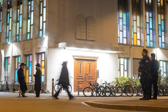 Des policiers surveillent la synagogue Agudas Achim, à Zurich, après l'attaque perpétrée par un jeune musullan radicalisé.