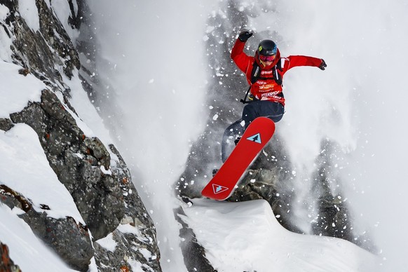 Jonathan Penfield from the U.S.A. competes during the mens snowboard event during the Verbier Xtreme Freeride World Tour (FWT) finals on the &quot;Bec des Rosses&quot; mountain above the alpine resort ...