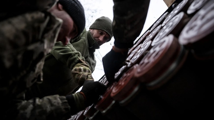 Des combattants d'une brigade ukrainienne préparent une opération d'artillerie.