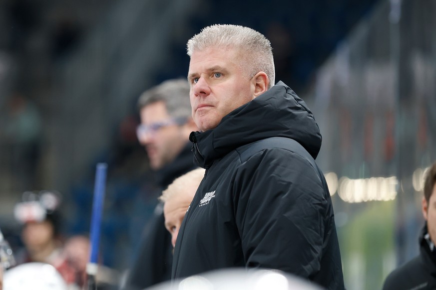 La Chaux-de-Fonds&#039; Trainer Louis Matte im Eishockeyspiel der Regular Season der Swiss League zwischen dem EHC Basel und dem HC La Chaux-de-Fonds in der St. Jakob-Arena in Basel, am Montag, 23. De ...