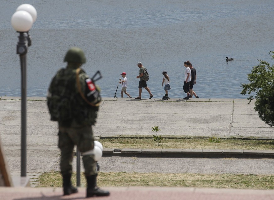 Militarisation de la vie de tous les jours: un soldats russe à Kherson.