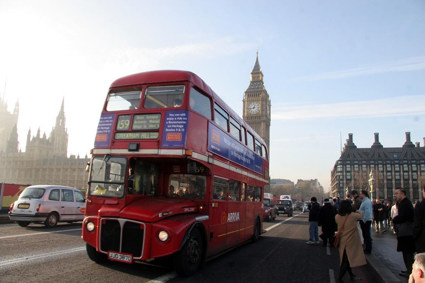 Ce bus qui roule sur le pont de Westminster pèse environ 12 tonnes selon Wikipédia.