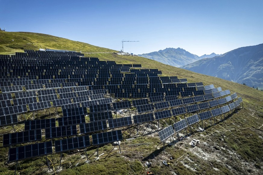 Le chantier de la centrale solaire alpine Madrisa Solar à Klosters (GR), avec 3170 tables solaires qui devraient fournir de l'électricité à partir de 2027.