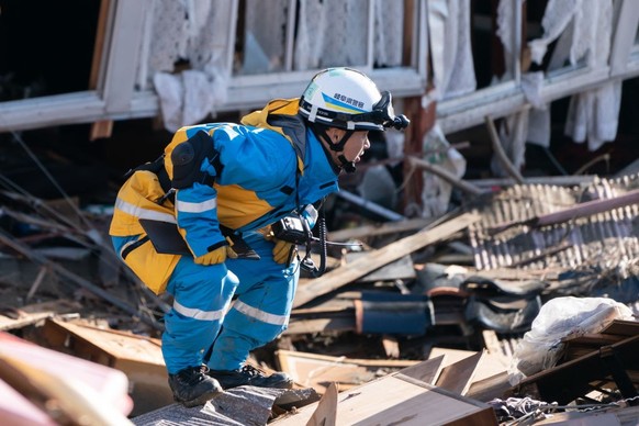 SUZU, JAPAN - JANUARY 04: A police officer searches for missing persons in the aftermath of an earthquake on New Year&#039;s Day on January 04, 2024 in Suzu, Japan. A series of major earthquakes have  ...