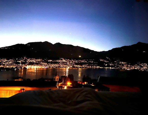 Panorama nocturne depuis l'une des tiny houses de l'hôtel Habitat Lago Maggiore, à Gambarogno (Tessin).