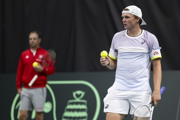 Switzerland&#039;s Dominic Stricker, front, and team captain Severin Luethi during a training session of the Swiss Davis Cup team in the Swiss Tennis Arena in Biel, Switzerland, Tuesday, September 10, ...
