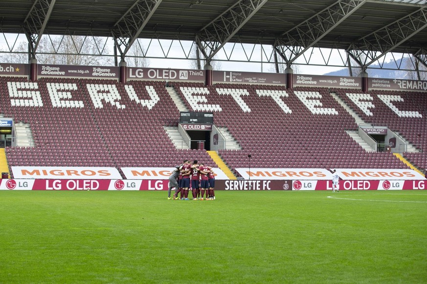 Servette&#039;s players gather together prior the Super League soccer match of Swiss Championship between Servette FC and FC Lausanne-Sport, at the Stade de Geneve stadium, in Geneva, Switzerland, Sun ...