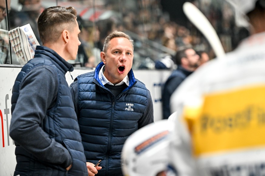 Head Coach Jussi Tapola (HCAP)) speaks to his players, during the regular season National League game between HC Lugano and HC Ambri Piotta at the ice stadium Corner Arena, Switzerland, September 26,  ...