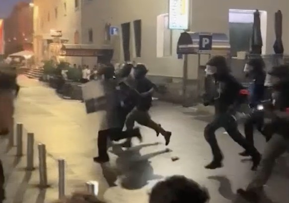 Une équipe de policiers chargeant des émeutiers, à Lausanne, samedi soir.