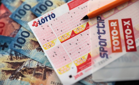 Lottoschein mit Geldnoten in Schweizer Franken SFr. Symbolbild. Lottoschein mit Geldnoten in Schweizer Franken SFr. Symbolbild. *** Lottery Ticket with Money Notes in Swiss Franc SFr Symbol Image Lott ...