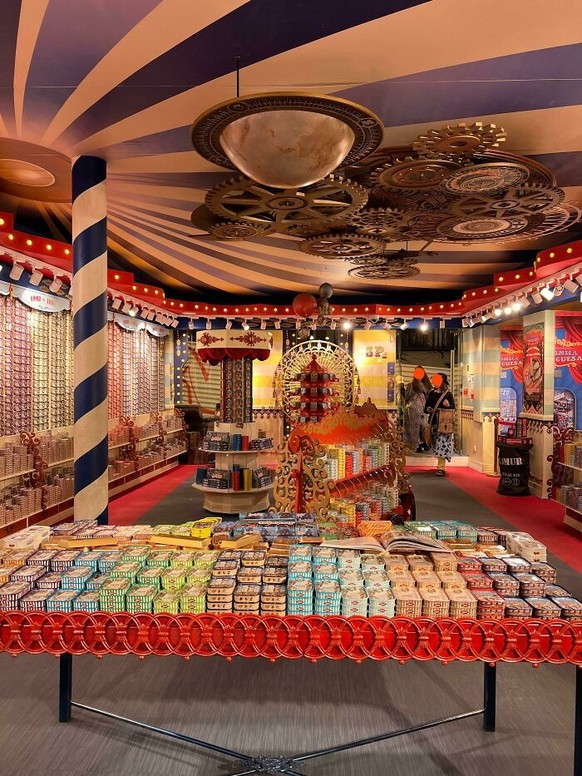 On dirait un magasin de jouets, mais ce sont des sardines.