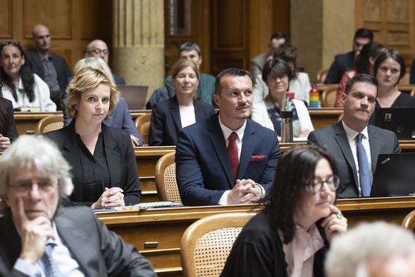 Die neuen Nationalraete Miriam Locher, SP-BL, Arber Bullakaj, SP-SG und Loic Dobler, SP-JU, sitzen im Rat an der Sondersession im Nationalrat, am Montag, 27. April 2026, in Bern. (KEYSTONE/Peter Schne ...