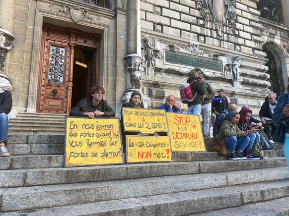 Le rassemblement non autorisé contre le certificat Covid dans les hautes écoles a débuté à la Place de la Riponne à Lausanne