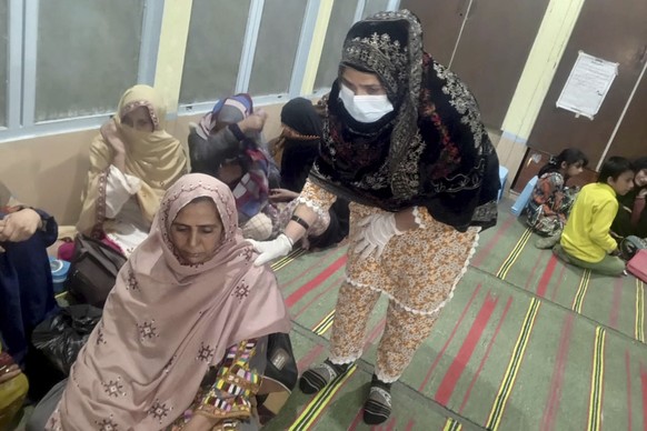 Passengers rescued by security forces from a passenger train attacked by insurgents, rest upon their arrival at the Mach railway station near Quetta, Pakistan, Tuesday, March 11, 2025. (AP Photo)
Paki ...