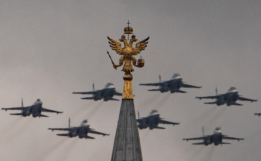 epa09186883 Russian Sukhoi Su-34 all-weather supersonic medium-range fighter-bomber aircrafts, Su-30SM multirole fighter aircrafts and SU-35S air-defence fighters perform a fly-by over the Kremlin tow ...