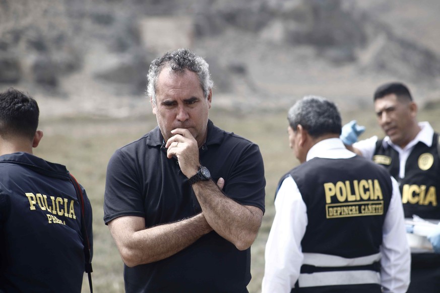 epa12565842 Peruvian presidential candidate Rafael Belaunde Llosa (C), representing the Popular Freedom party, reacts as members of the Peruvian National Police (PNP) inspect the site where Rafael Bel ...