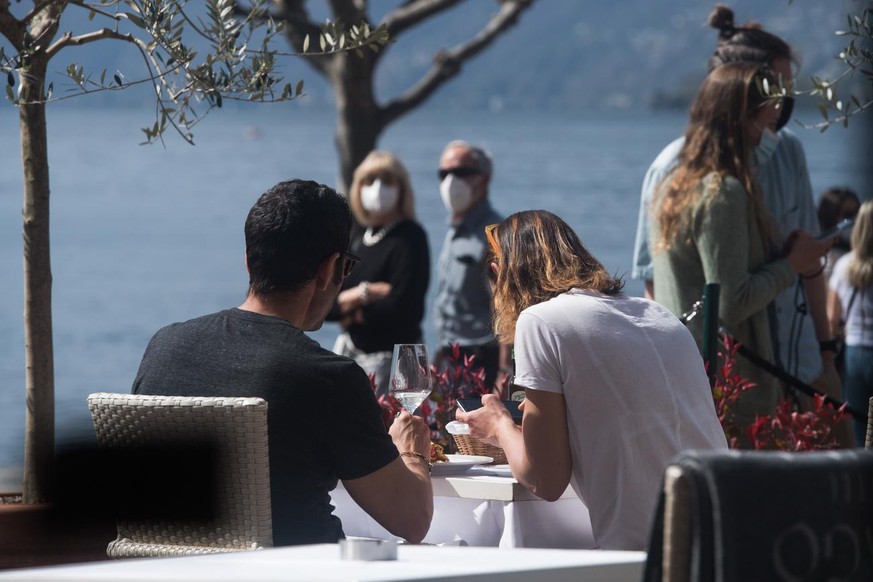 ARCHIVBILD ZUR GEPLANTEN WIEDEREROEFFNUNG VON RESTAURANTTERRASSEN AB DEM 23. MAERZ, AM FREITAG, 12. MAERZ 2021 - Un serveur avec un masque porte des bieres sur un plateau aux clients de la terrasse de ...