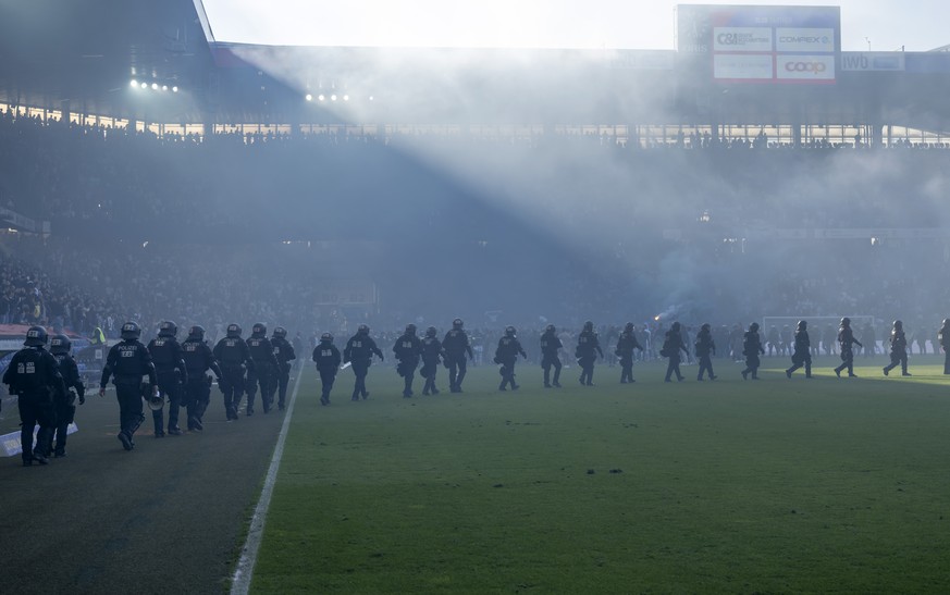 Die Polizei sichert das Feld ab nach dem Fussball Meisterschaftsspiel der Super League zwischen dem FC Basel 1893 und dem FC Zuerich im Stadion St. Jakob-Park in Basel, am Sonntag, 1. Mai 2022. (KEYST ...