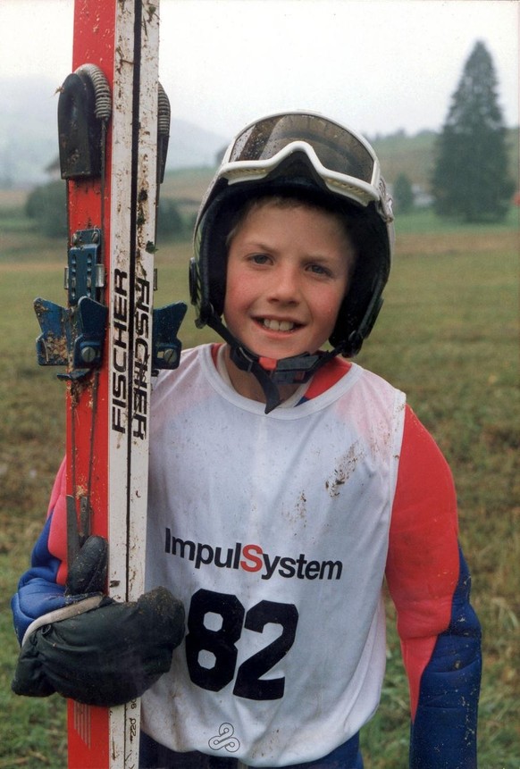 Aus dem privaten Fotoalbum der Familie Ammann: Der nachmalige Skispringer und Olympiasieger Simon Ammann im Jahr 1993, nachdem er im 1.SSV-Nachwuchs-Cup Matten-Skispringen ein Diplom erhalten hat. Sim ...