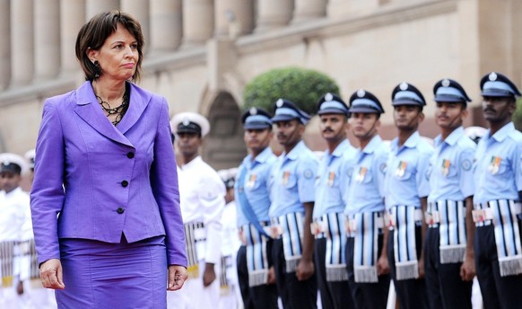 epa06173240 President of Switzerland Doris Leuthard inspects the guard of honor during her ceremonial reception at the Presidential house in New Delhi, India, 31 August 2017. Doris Leuthard is on a th ...