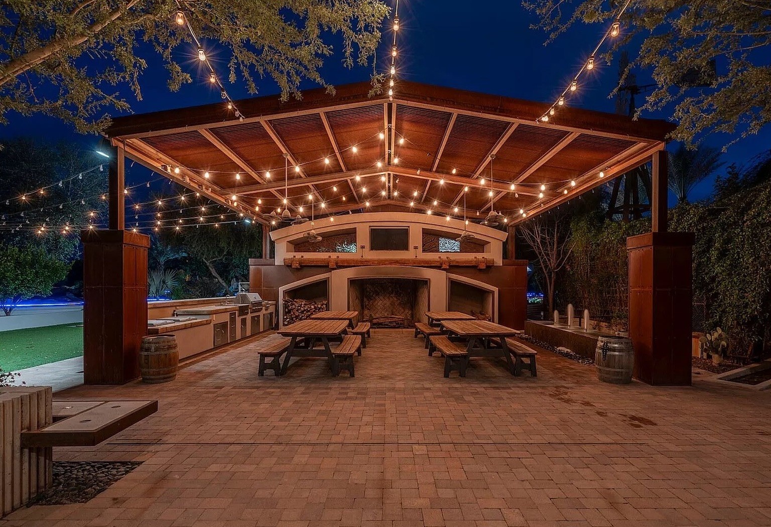 Crazy Villa in Gilbert Arizonafür 20 millionen dollar https://www.zillow.com/homedetails/21423-S-147th-St-Gilbert-AZ-85298/59261224_zpid/