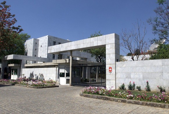 Aussenaufnahme der Schweizer Botschaft am Donnerstag, 18. April 2002 in Islamabad. Bundesraetin Micheline Calmy-Rey hat fuer Anfang Mai einen offiziellen Arbeitsbesuch in Pakistan geplant, an dem auch ...