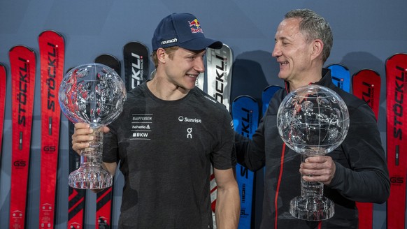 Der Schweizer Skirennfahrer Marco Odermatt, links, und der CEO von Stoeckli Ski, Marc Glaeser, rechts, anlaesslich einer Medienkonferenz des Skiherstellers Stoeckli im Hotel Terace in Engelberg am Fre ...