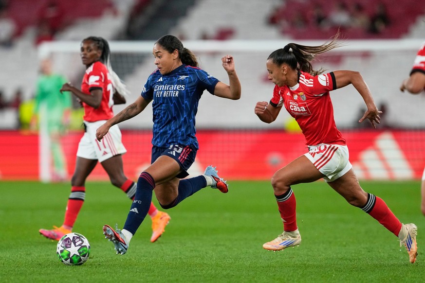 Benfica&#039;s Catarina Amado, right, challenges for the ball with Arsenal&#039;s Olivia Smith during the women&#039;s Champions League opening phase soccer match between SL Benfica and Arsenal at the ...