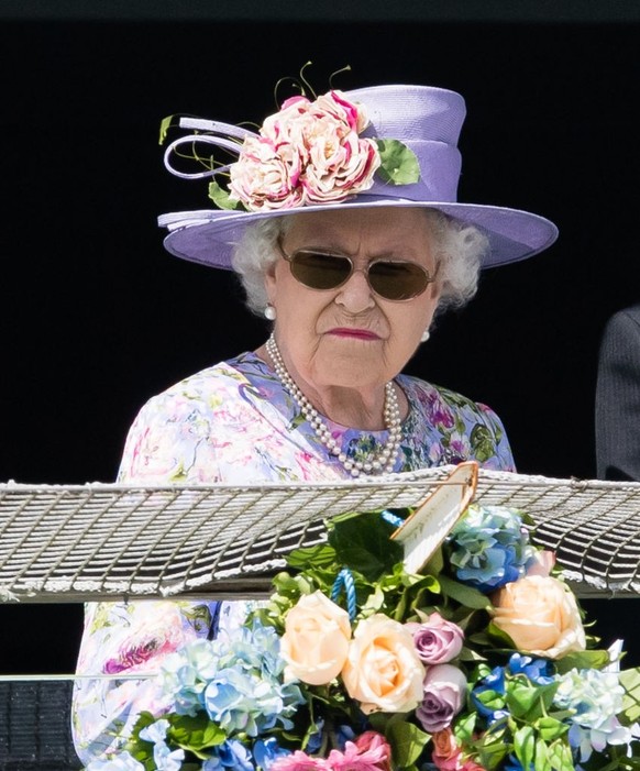 EPSOM, ENGLAND - JUNE 01: Queen Elizabeth II watches the racing from the royal balcony at the Epsom Derby at Epsom Racecourse on June 1, 2019 in Epsom, England. (Photo by Mark Cuthbert/UK Press via Ge ...