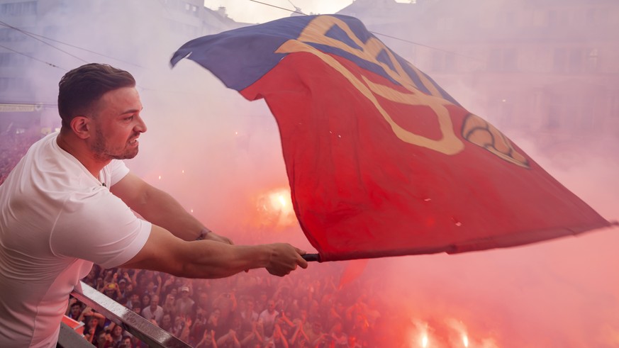 Xherdan Shaqiri des FC Basel 1893 laesst sich auf dem Balkon des Restaurants PapaJoe&#039;s bei einer spontanen Meisterfeier von den Fans fuer den Meistertitel feiern, auf dem Barfuesserplatz in Basel ...