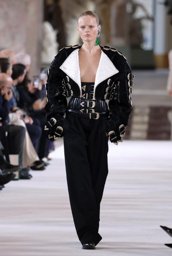 Et c'est reparti pour les Space cow boys (entre Pharrell Williams et Schiaparelli, vous risquez bien de retrouver des santiags dans les incontournables tendances de cette saison).