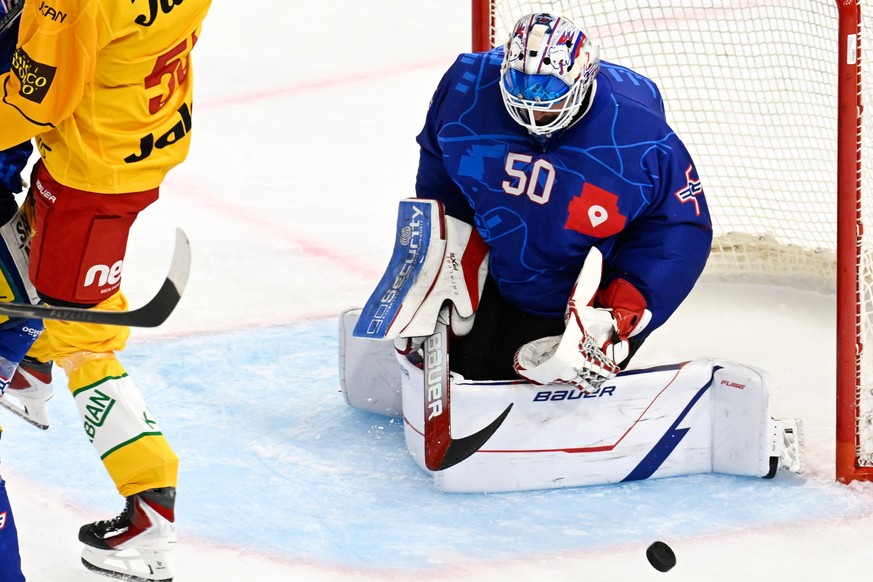 Tigers Hannes Bjoerninen, links, im kampf um den Puck gegen Klotens Reto Schaeppi, und Goalie Reto Berra,im Vorbereitungs - Spiel der National League zwischen den SCL Tigers, und dem EHC Kloten, am Sa ...