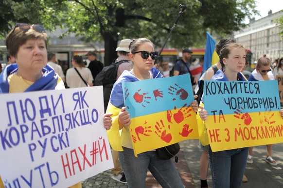 epa10009920 Members the Russian diaspora march through the streets to the Russian embassy to protest against Russian invasion of Ukraine and against Russian President Putin in Warsaw, Poland, 12 June  ...