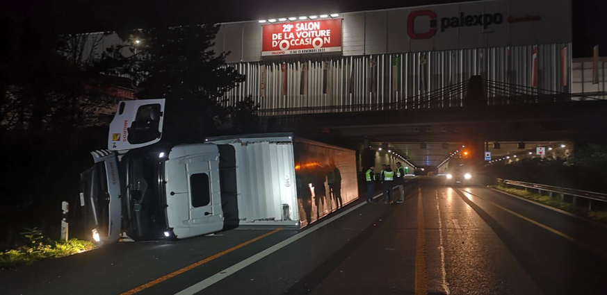 Un camion s&#039;est reversé sur l&#039;autoroute A1 à Genève.