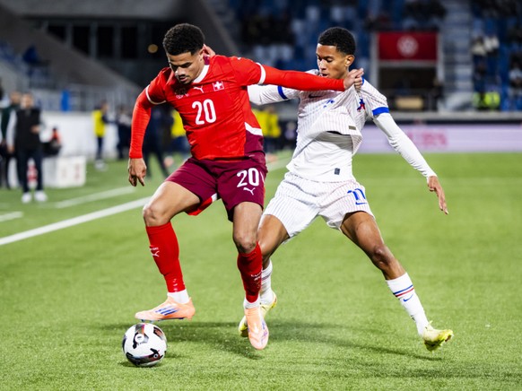 Zachary Athekame (à gauche) et la Suisse M21 ont obtenu un point face à la France