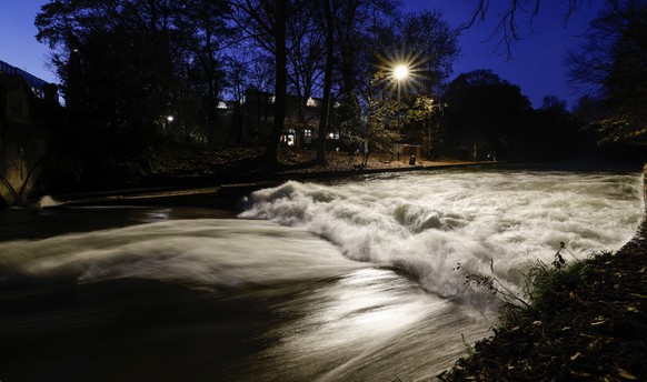 La célèbre vague de l’Eisbach (Eisbachwelle), photographiée de nuit, a perdu en intensité depuis vendredi.