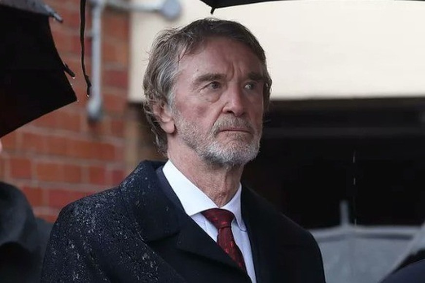Jim Ratcliffe fait des économies à Manchester United grâce à des mesures d'austérité.