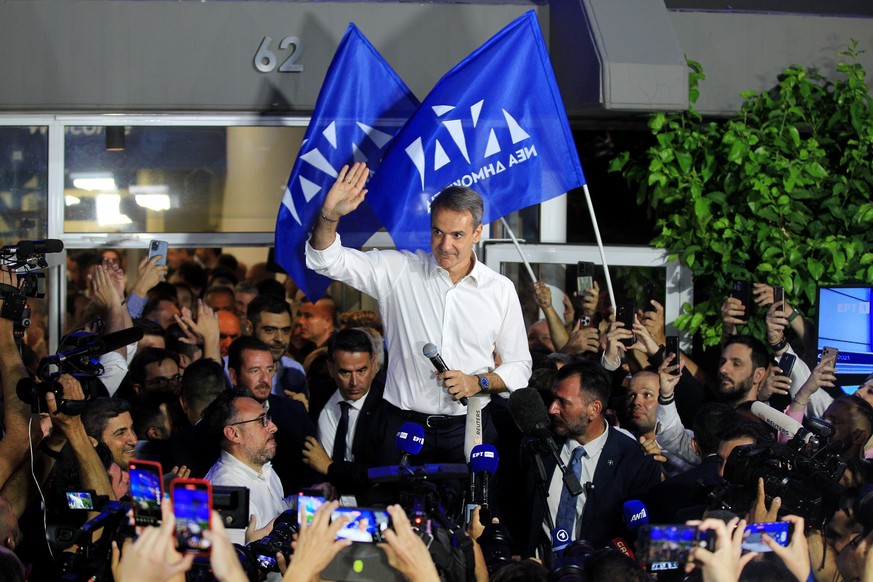 La victoire de Kyriakos Mitsotakis célébrée par ses nombreux partisans, dimanche soir à Athènes.