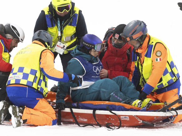 Mathilde Gremaud a été placée sur une civière dans l'aire d'arrivée.